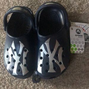 Kids Yankees crocs boys size 1 girls size 3